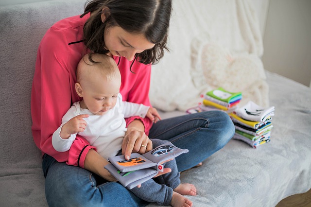 Parent reading picture book to baby  - ParentiPacek / Pixabay